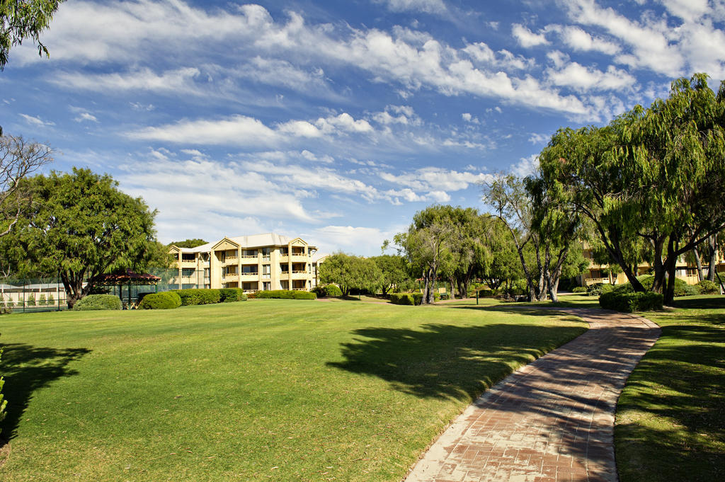 Abbey Beach Resort Бъселтън Екстериор снимка